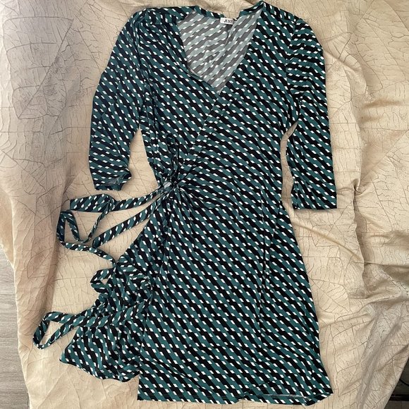 JustFab geometric print wrap dress SIZE L - Picture 1 of 4